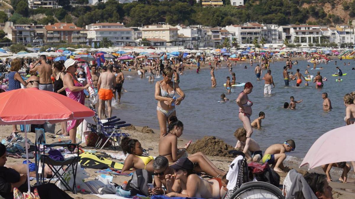 Una allau de banyistes, combatent la calor a la platja de l’Estartit. | MARC MARTÍ