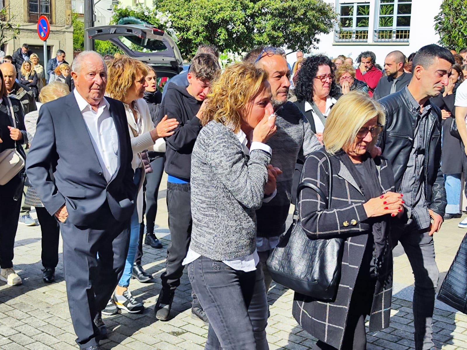 Sentido adiós a Daniel Diego Vigil en la Pola, con el féretro a hombros de sus amigos.