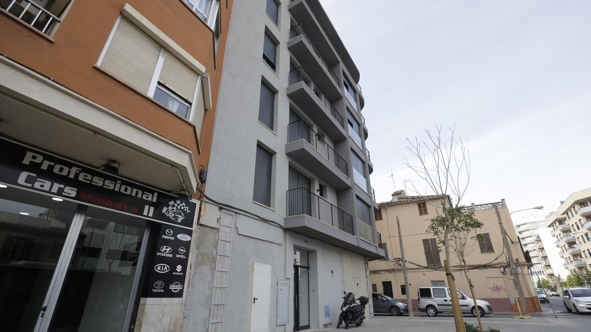 El edificio de la calle Aragó alquila a turistas doce pisos que suman 72 plazas.