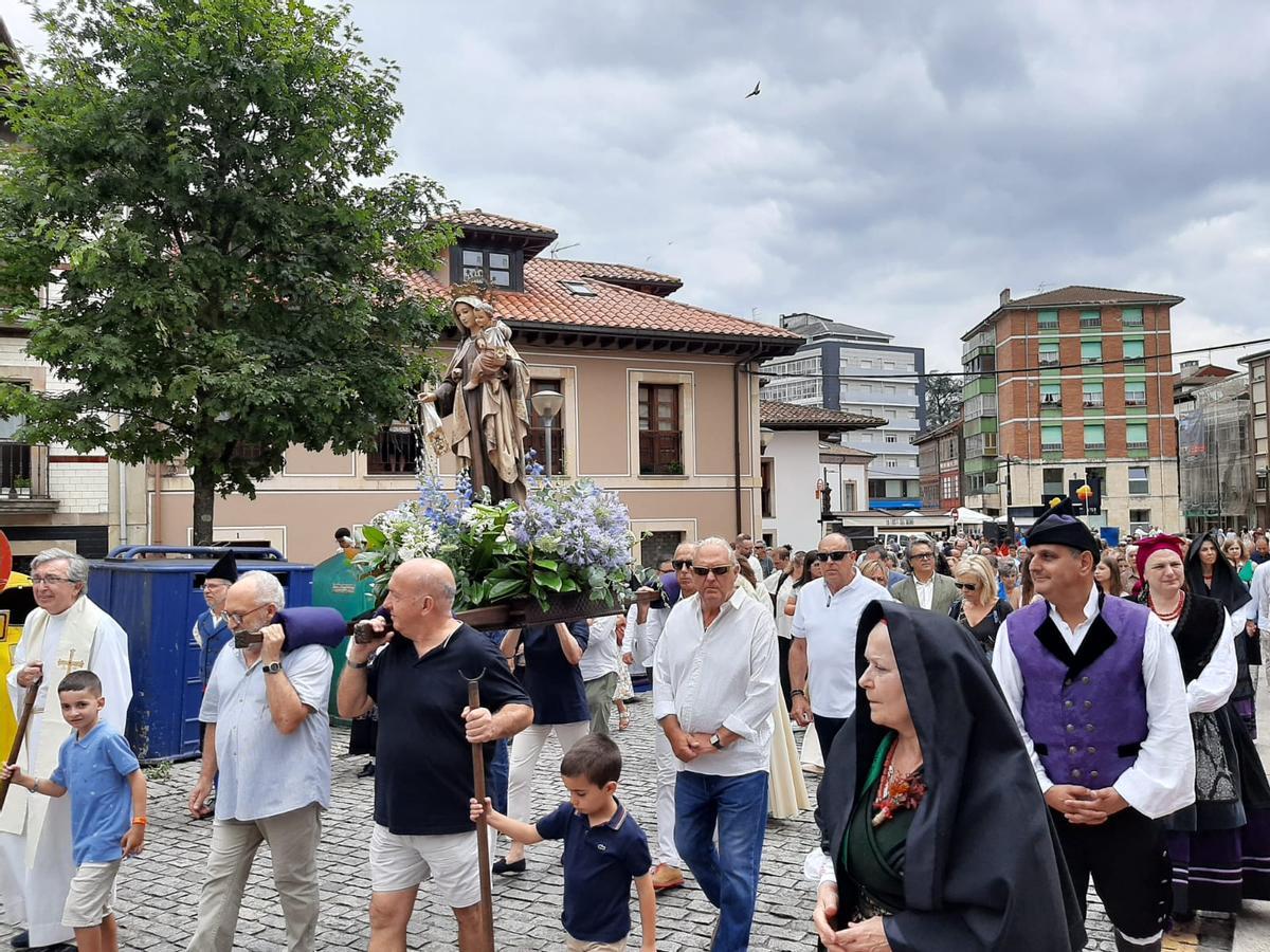 La misa y procesión del Carmín de la Pola, en imágenes