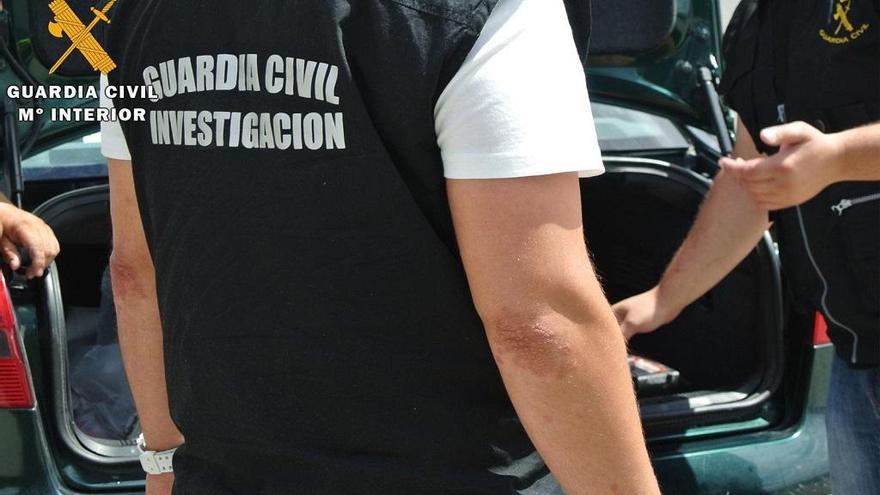 Dos detenidos de un grupo criminal dedicado al tráfico de drogas con otros países