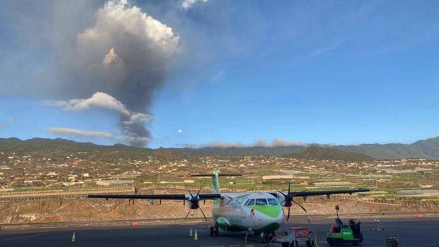 La ceniza del volcán Cumbre Vieja vuelve a cerrar la isla de La Palma por aire