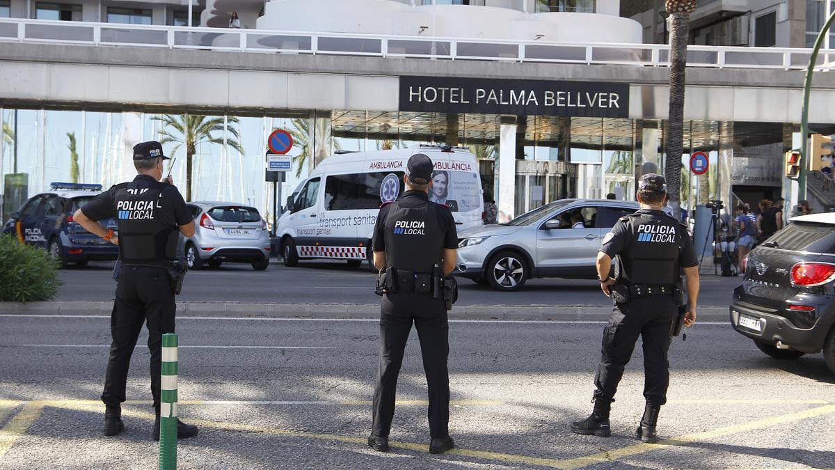 Policías vigilan en hotel donde se encuentran en cuarentana decenas de jóvenes en Mallorca.