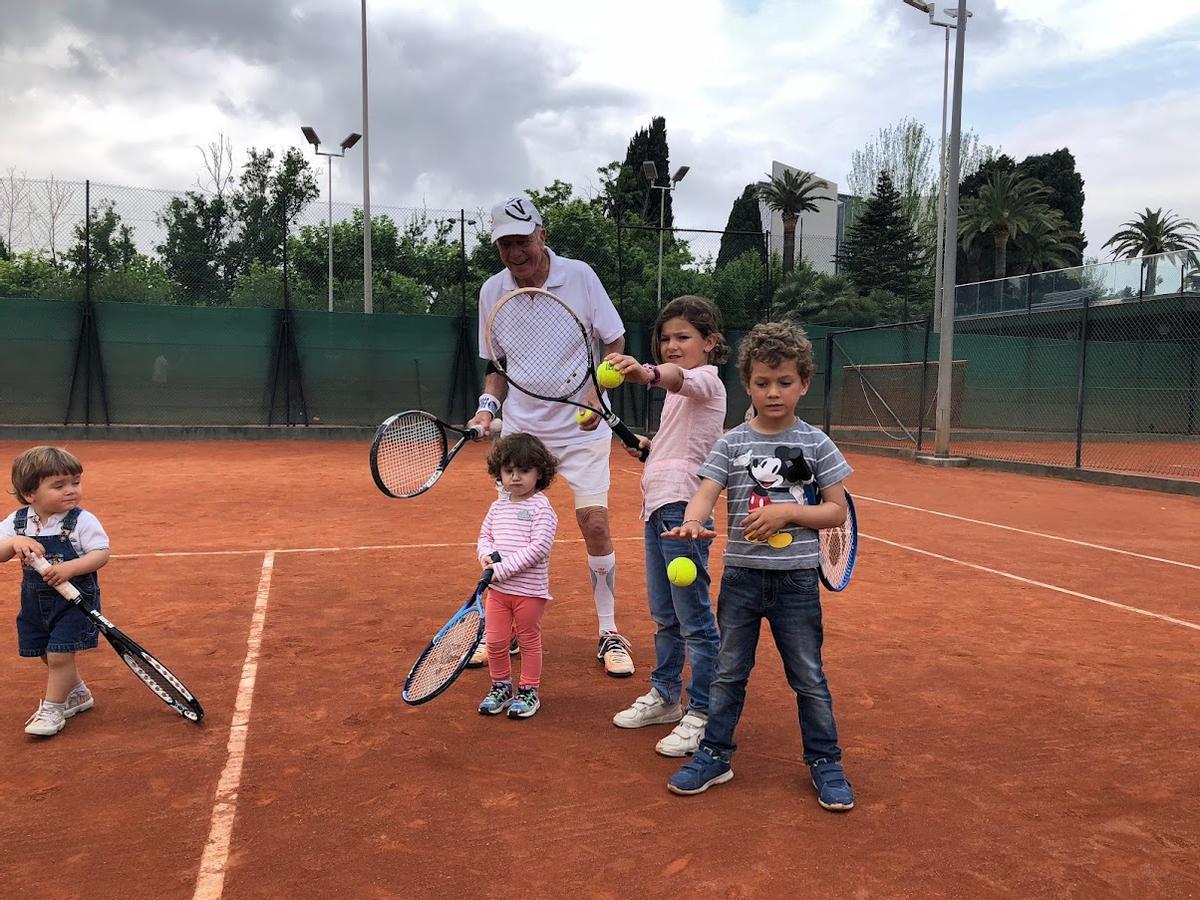 Rafael de Muller, con cuatro de sus 38 nieto, en las pista de tenis del Polo. De izquierda a derecha, Mario, Olivia, Lucia y Telmo