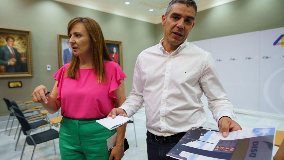 Nieves Lady Barreto y Narvay Quintero durante el registro de la proposición de ley. | | E.D.