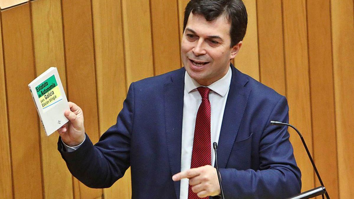 Gonzalo Caballero, ayer, en el Parlamento, con el &quot;Estatuto de Autonomía&quot; de Galicia.