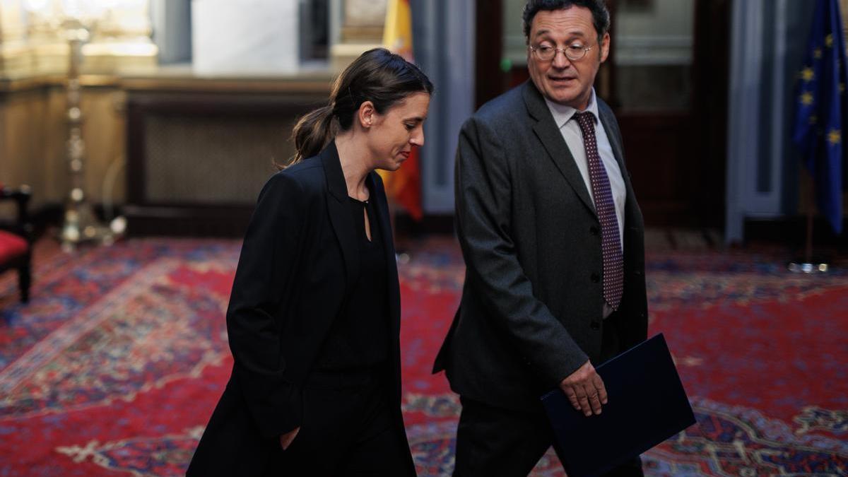 El fiscal general Álvaro García e Irene Montero, a su llegada al VIII Congreso de Violencia de Género en el Senado.