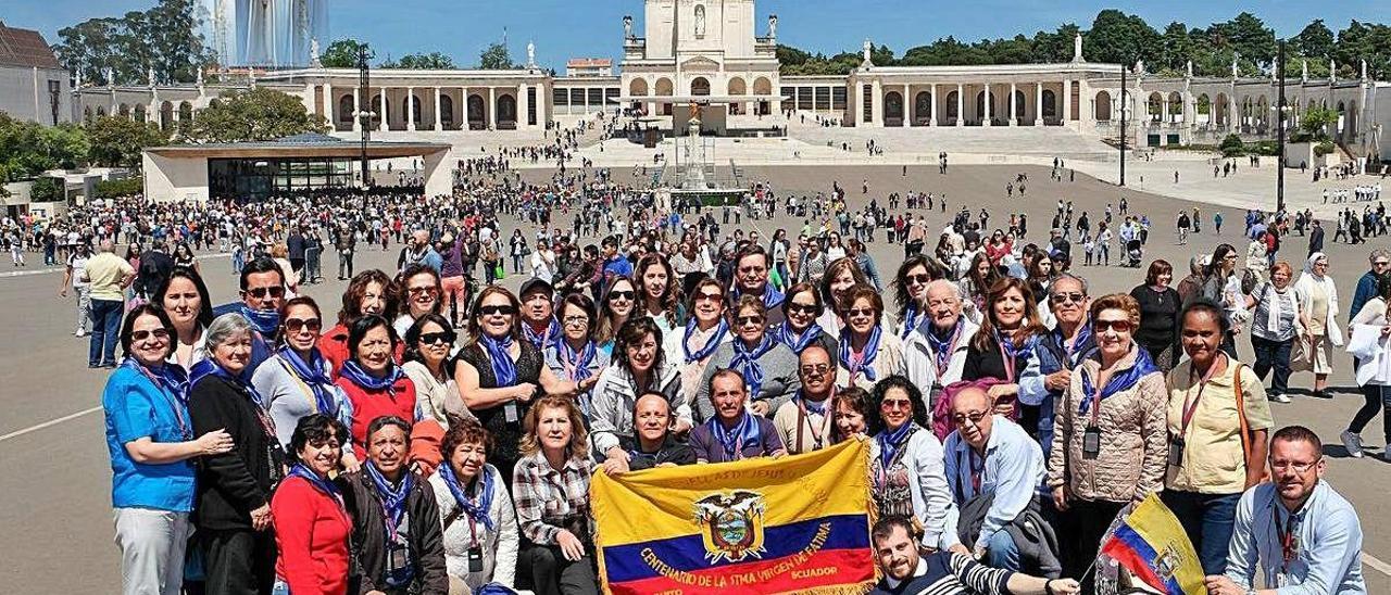 Un grupo de turistas en Portugal el año pasado junto al guía alicantino David Alfonso.