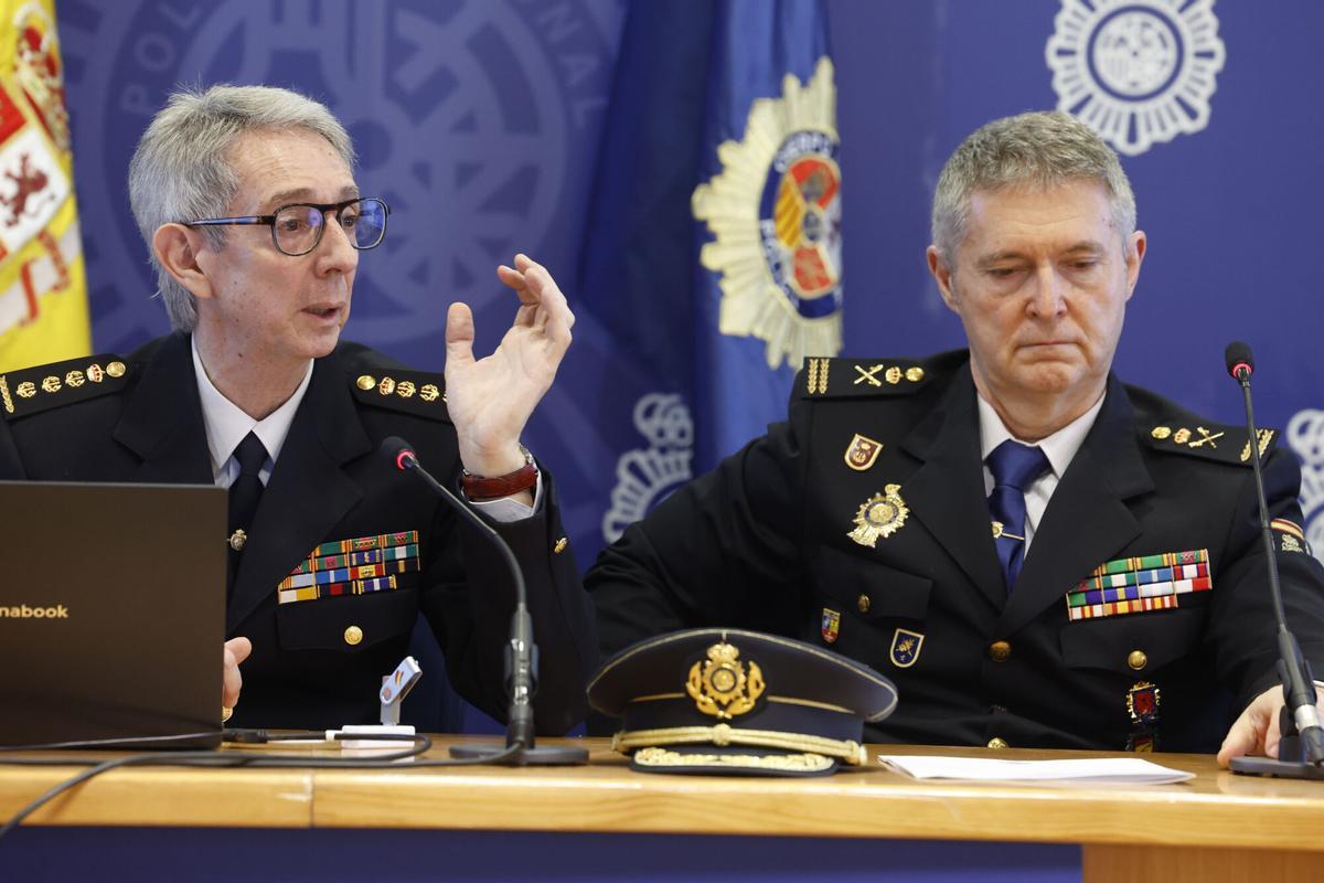 MADRID, 04/03/2026.- El Comisario Principal de la Unidad Central de Seguridad Privada en Madrid, Manuel Yanguas (i) informan sobre la operación desarrollada en Marbella (Málaga) en la que se han detenido a cuatro personas a las que ha intervenido más de una tonelada de cocaína oculta bajo tierra en un agujero subterráneo de grandes dimensiones, a modo de 'narcozulo', en una playa de la provincia malagueña, así como del operativo llevado a cabo en Algeciras (Cádiz) en el que localizadas 25 armas de fuego -19 armas de guerra AK-47 y 6 cortas- utilizadas por los narcos para la custodia de la droga. EFE/ Javier Lizon