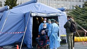 Un hombre recibe asistencia pre-triaje delante del hospital de Cremona, en el norte de Italia.