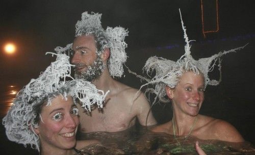 Un grupo de bañistas exhiben su cabello congelado