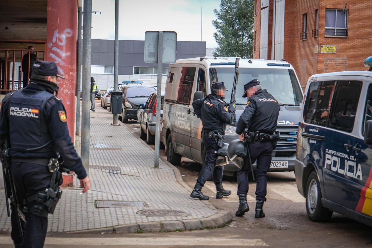 La Policía Nacional desplegada en Suerte de Saavedra.
