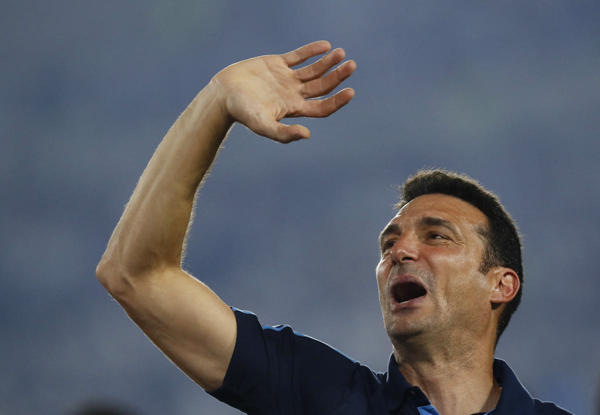 El entrenador argentino Lionel Scaloni celebra después del partido amistoso contra Panamá.