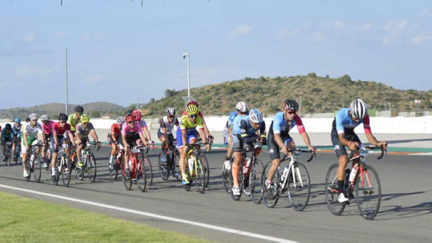 Ciclistas en la recta del Circuit Ricardo Tormo