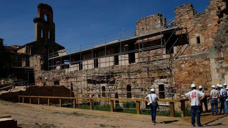 Andamios colocados en la zona norte del Monasterio de Santa María de Moreruela, donde se están realizando obras de restauración de nuevos espacios históricos.