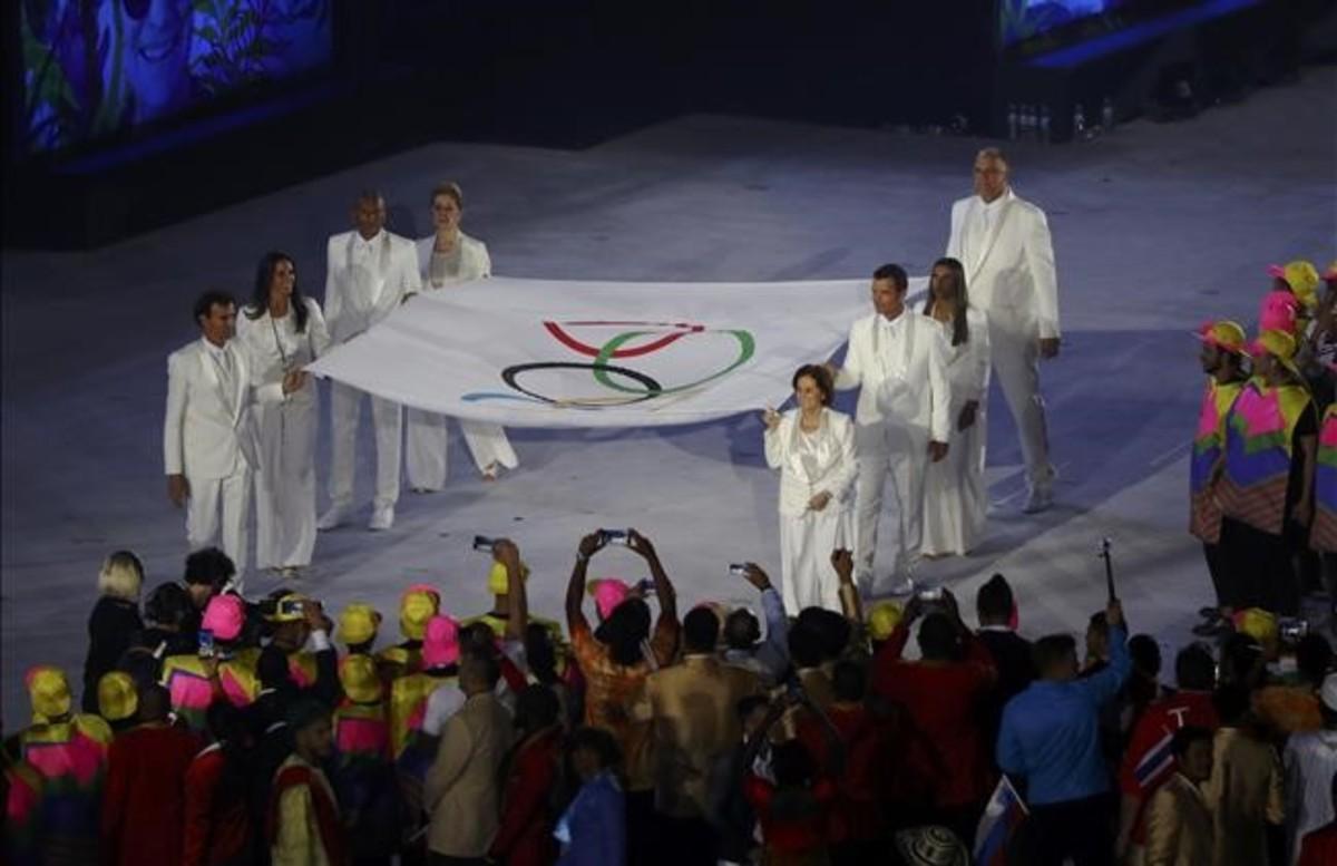 Llegada de la bandera olímpica al estadio de Maracaná en la inauguración de los JJOO de Río 2016