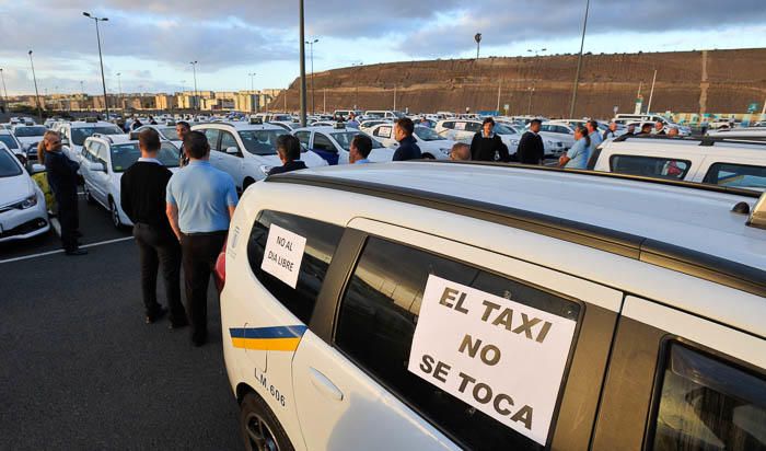 Protesta de taxistas contra el día libre