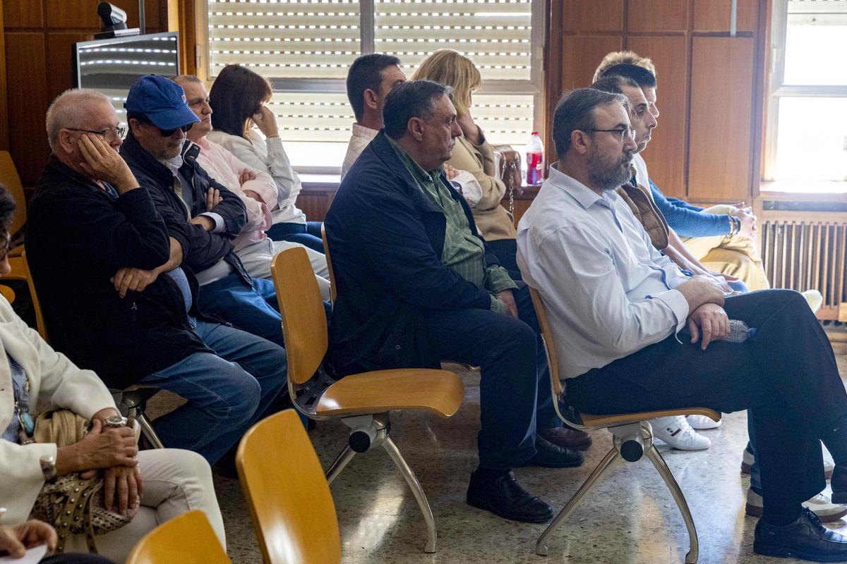 Los acusados del ‘caso Valey’ sentados en el banquillo, este martes.