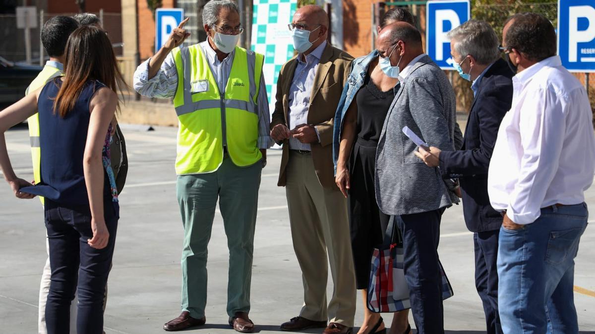 El consejero de Agricultura, Jesús Julio Carnero, visita las naves afectadas por el incendio de Cobadu