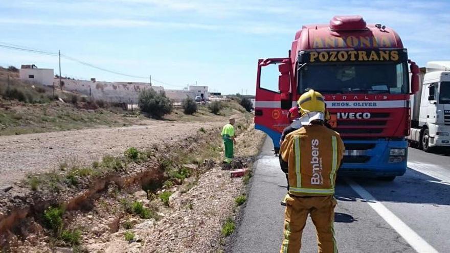 Atascos en la autovía A-31 por el incendio de un camión en Novelda