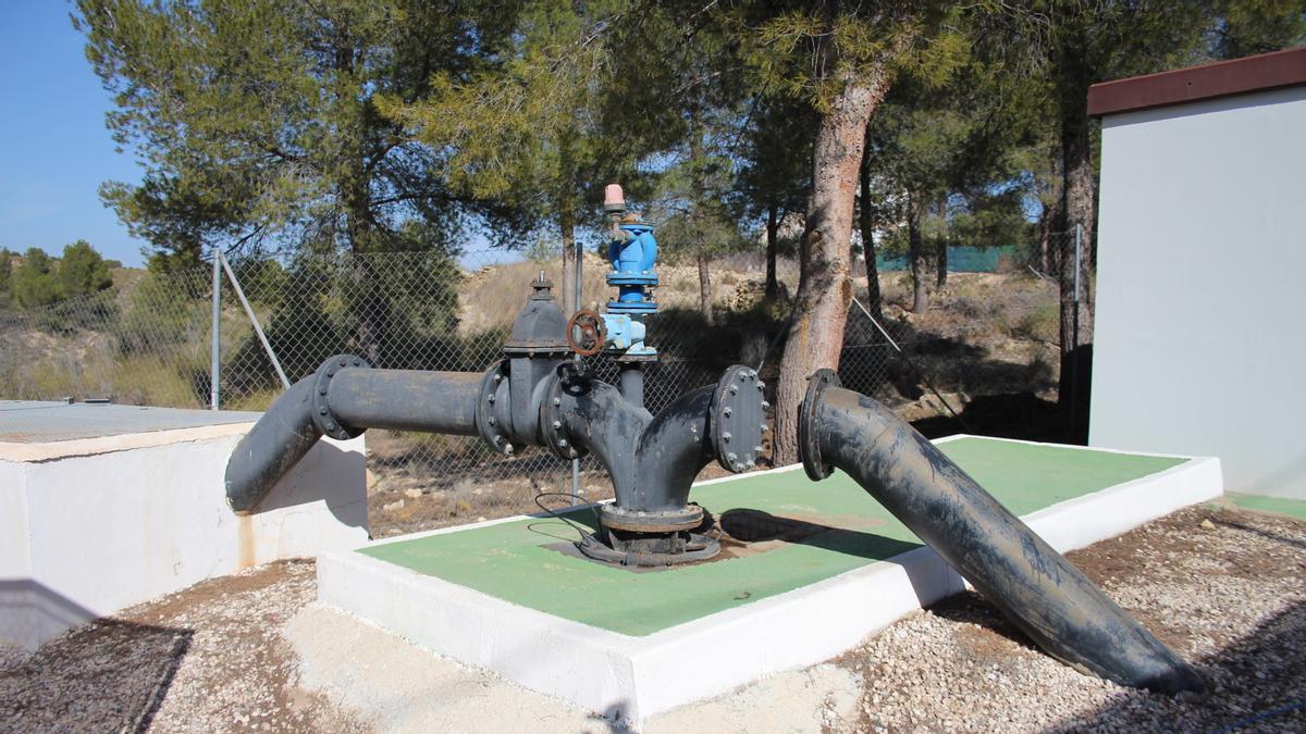 Instalaciones de bombeo de un pozo de sequía en el cañón de Almadenes.