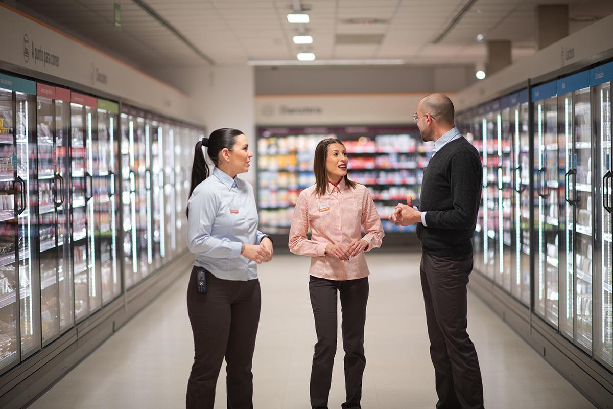 Trabajadores de Consum, en un supermercado, en una imagen reciente.
