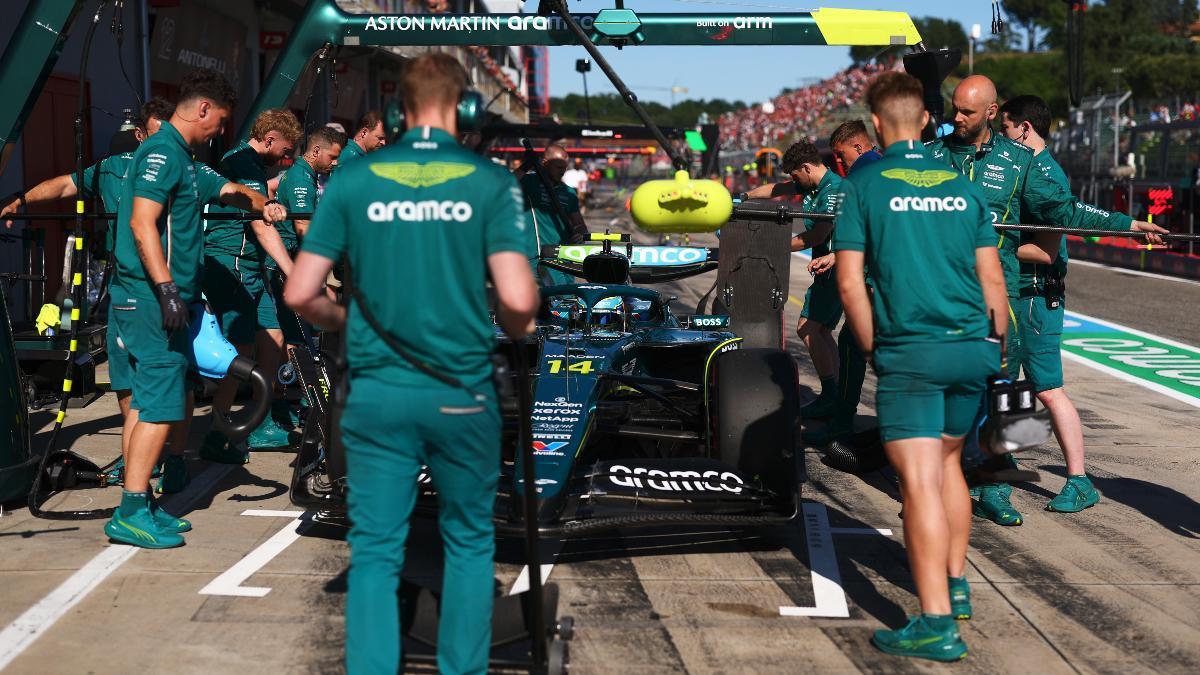 Alonso, con su equipo en Imola