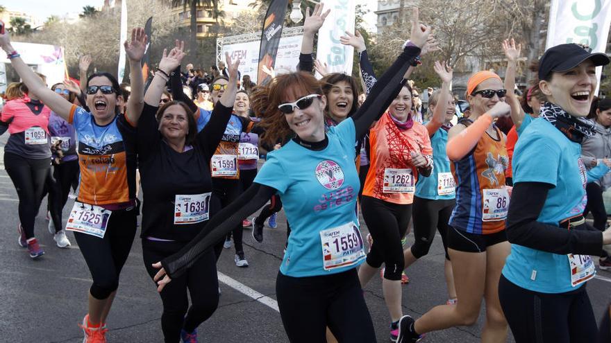 Varias mujeres participan en la última edición de la 10K Valencia.