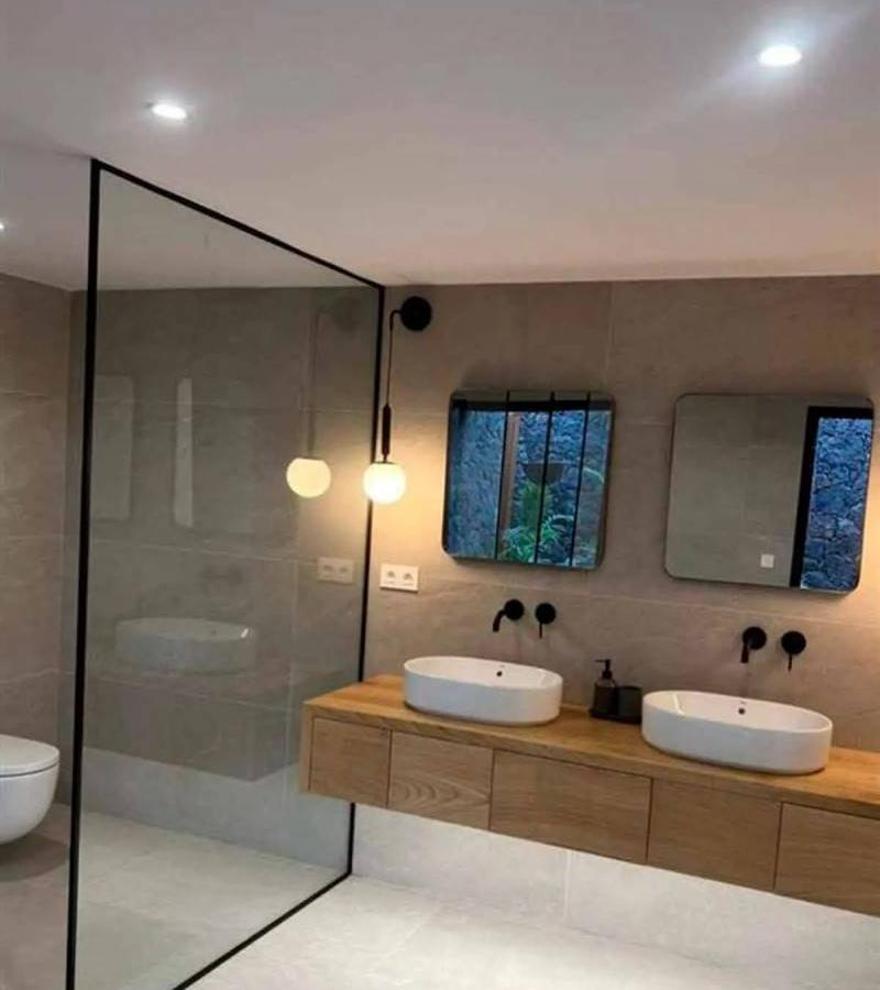 El cuarto de baño es elegante y minimalista.