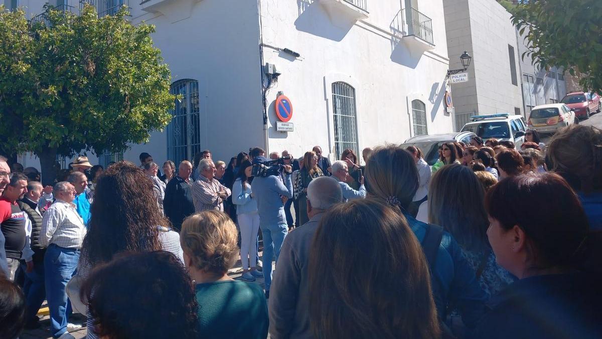 Protesta ante el centro de salud de Luque.