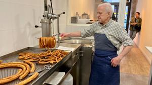 Zoilo Fernández, medio siglo friendo churros a un paso de la plaza de Alonso Martínez (Madrid).