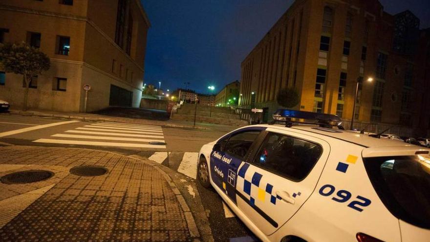 Un coche de la Policía Local en el lugar de los hechos.