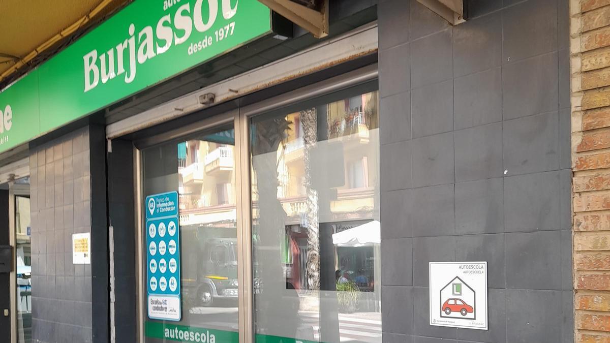 Los comercios de Burjassot empiezan a lucir en sus fachadas pictogramas accesibles.