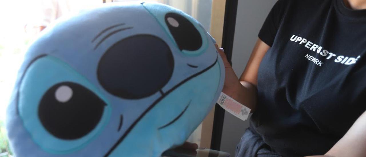 La madre de Saray muestra un peluche del personaje de dibujos Stich, el preferido de su hija.