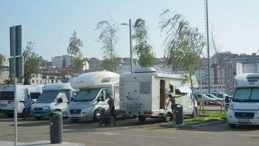Autocaravanas y usuarios, ayer en el área de Pontevedra. // Rafa Vázquez