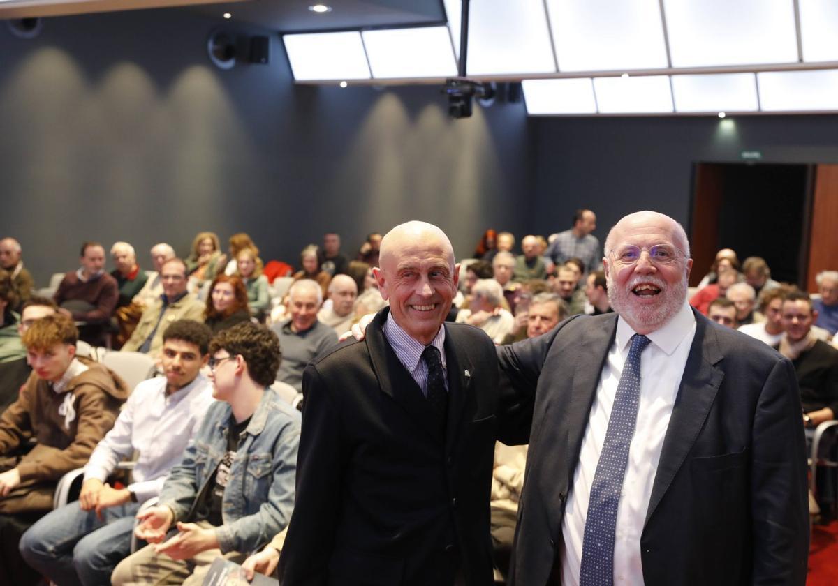 Por la izquierda, David Alvargonzález y Javier Neira, ayer, en el Club LA NUEVA ESPAÑA.   | FERNANDO RODRÍGUEZ