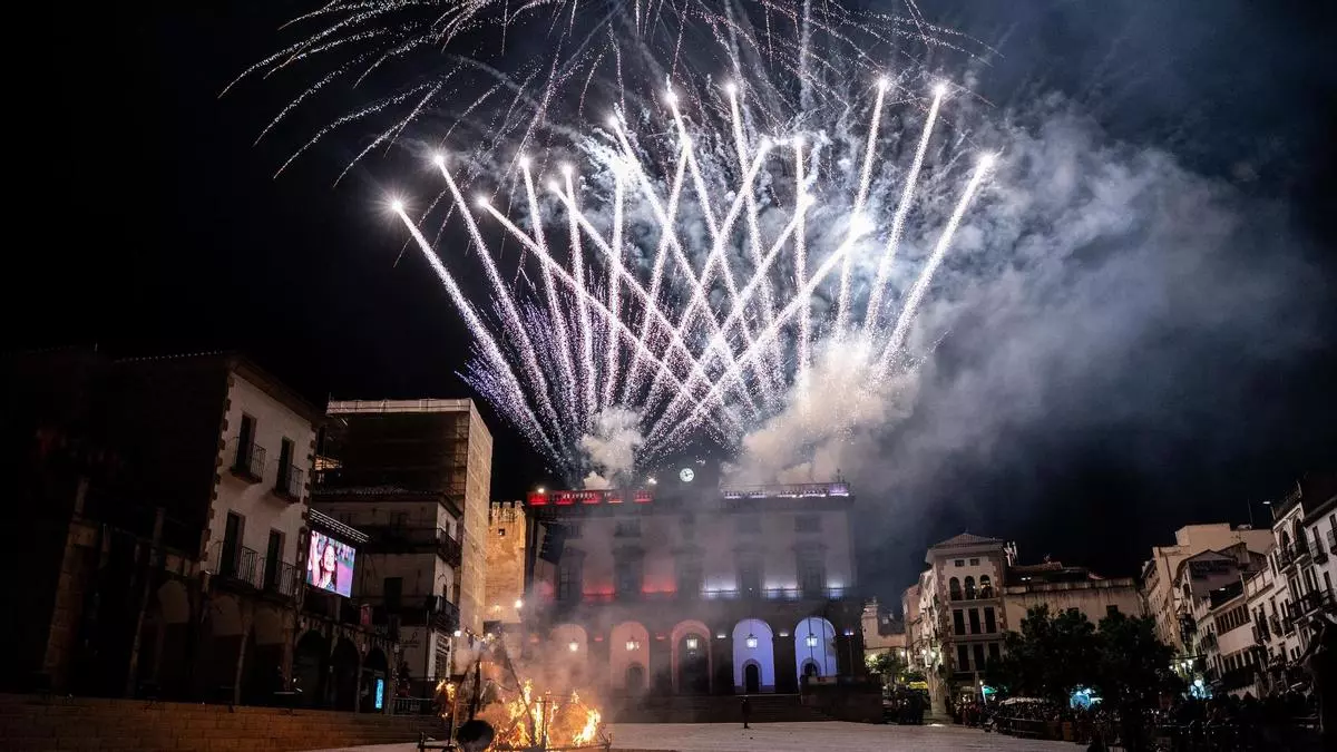 Humo, confeti, caballeros y muchos dragones: Cáceres se vuelca con el desfile de San Jorge