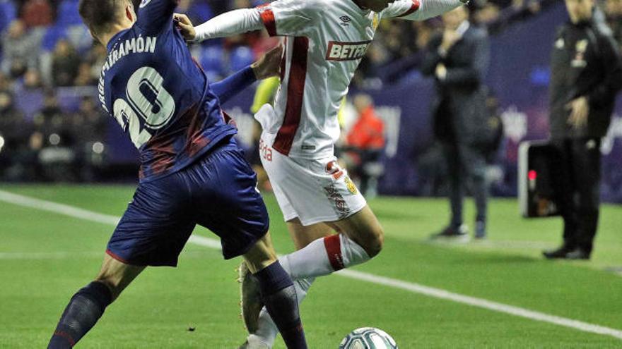 Miramón pugna por una pelota.