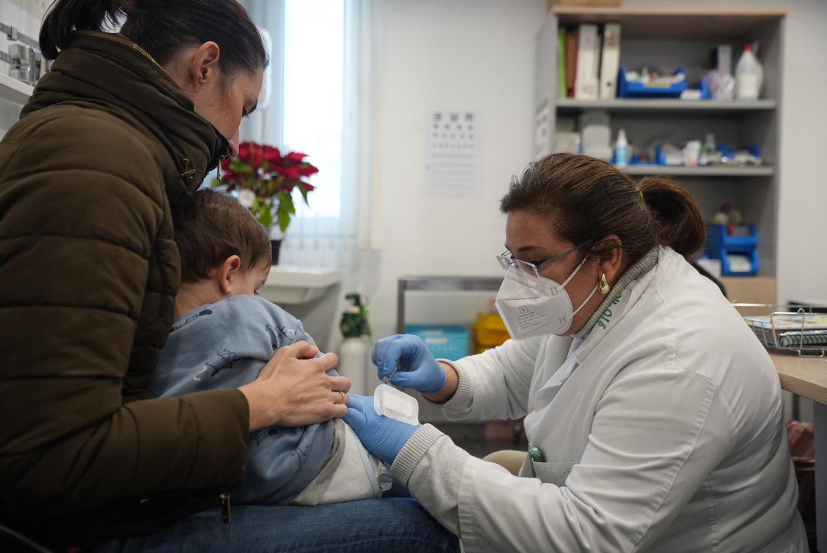 Vacunación de la gripe a un menor en el centro de salud Centro.