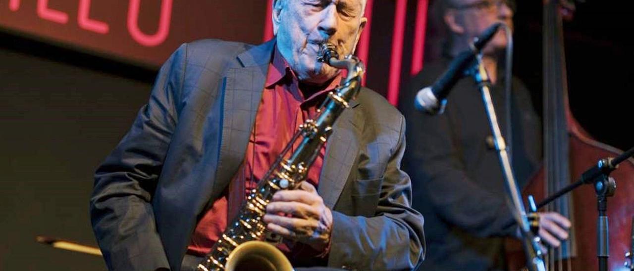 O recentemente falecido, grande estrela do jazz ibérico e internacional, Pedro Iturralde (1929-2020), co seu saxo durante unha das súas actuacións.