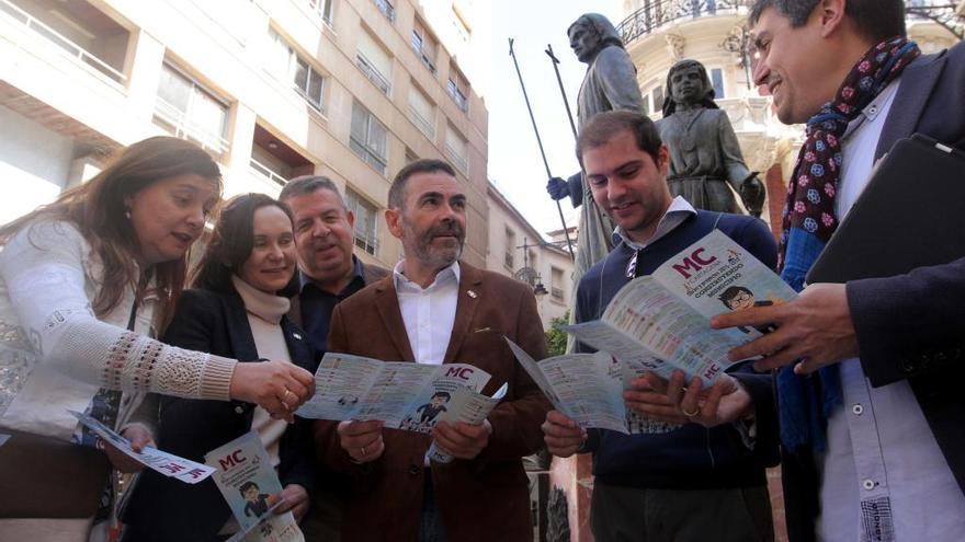 López, rodeado de los ediles y el presidente de MC.