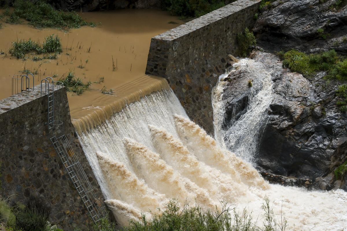 El agua rebosando en la presa del Parralillo por las lluvias de la borrasca Therese.
