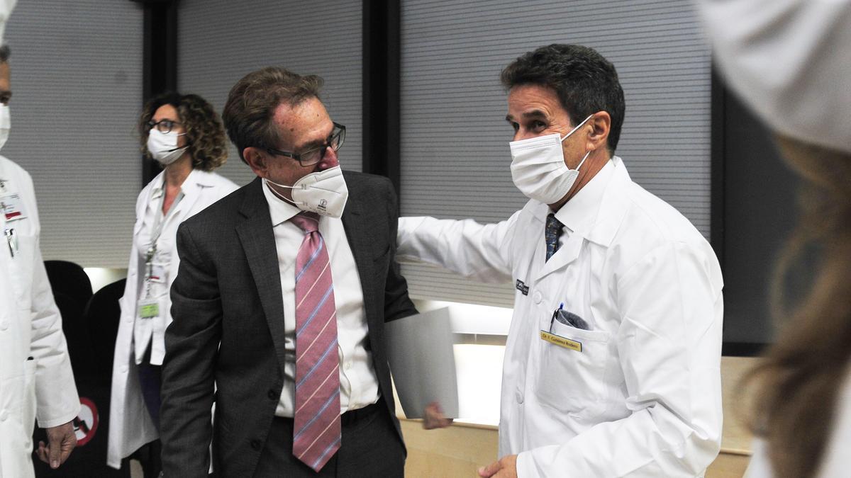 El conseller de Sanidad, Miguel Mínguez, con el doctor Félix Gutiérrez, responsable de la Unidad de Enfermedades Infecciosas