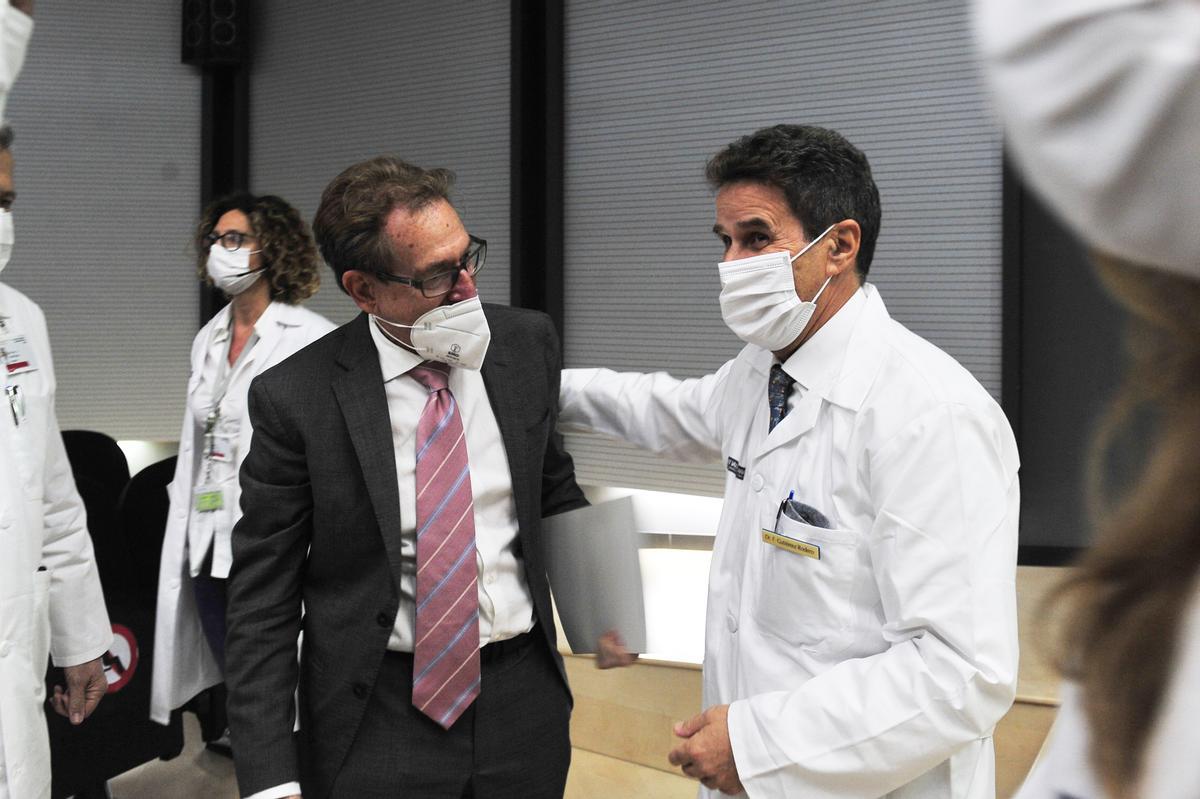 El conseller de Sanidad, Miguel Mínguez, con el doctor Félix Gutiérrez, responsable de la Unidad de Enfermedades Infecciosas