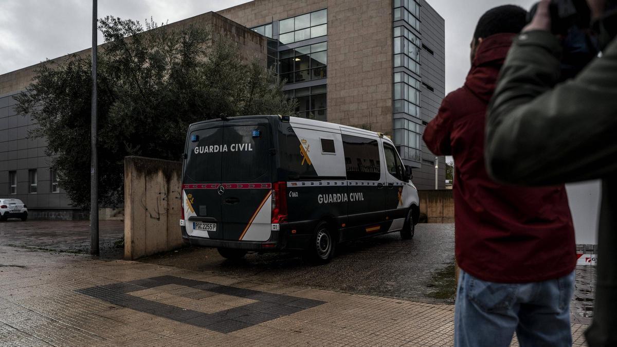 El furgón de la Guardia Civil que trasladó al entrenador de fútbol de Badajoz investigados a los juzgados de Cáceres, tras ser detenido el pasado mes de enero.