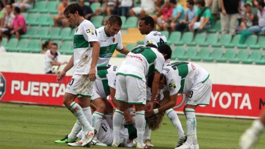 Edu Albacar celebra con sus compañeros el primer gol de la temporada ante el Recreativo.