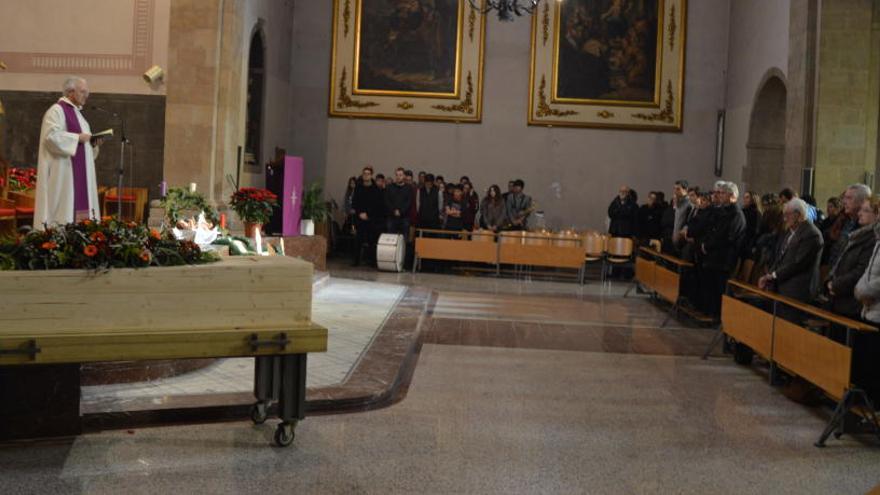 Moment del funeral de Montserrat Perayre a l&#039;església parroquial de Berga aquest dijous