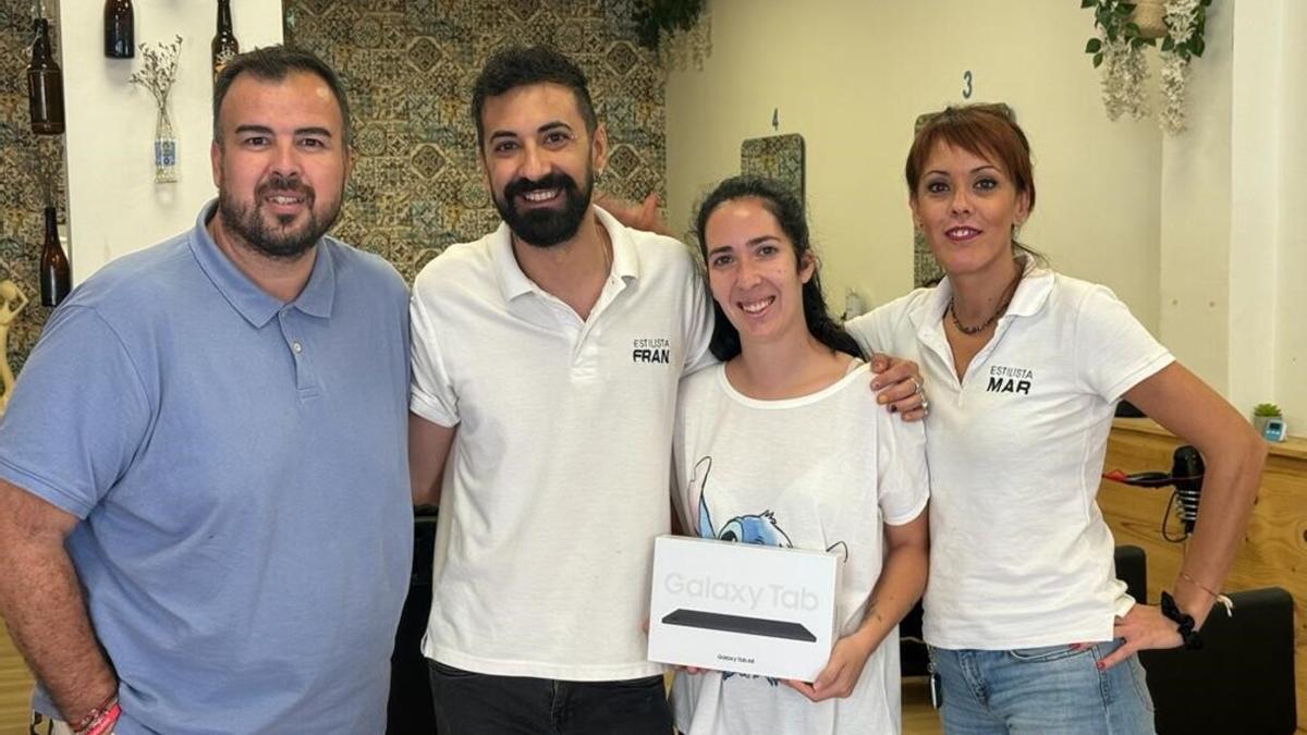 El concejal de Comercio en la entrega de una de las tablets a una de las ganadoras en un comercio de Paterna