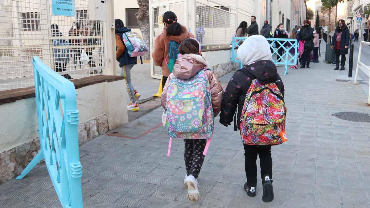 Alumnos del CEIP Sant Pau de Figueres entran en clase.