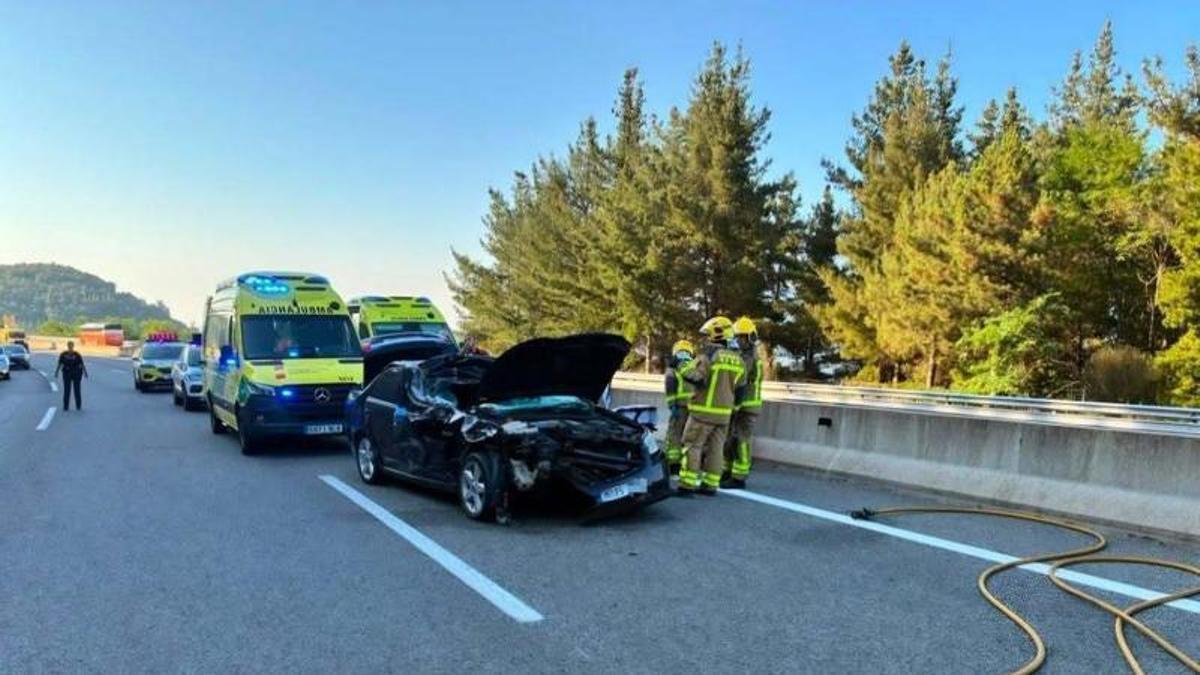 El cotxe accidentat a Arbúcies i els serveis d'emergència a lloc.